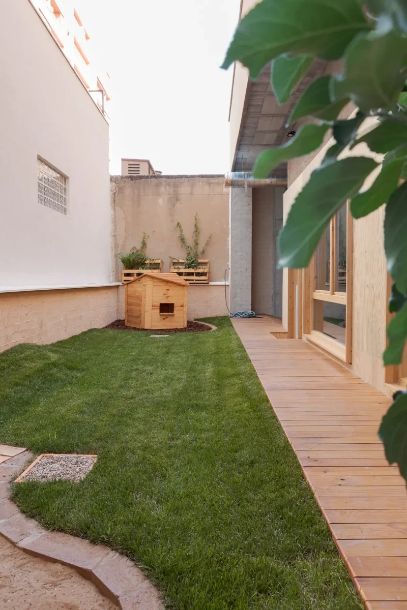 patio verde en escuela infantil en Zaragoza